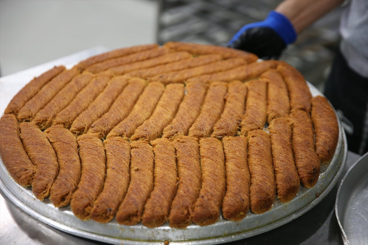 Diyarbakır'da tescilli burma kadayıfı üreten işletmeler, Ramazan Bayramı öncesi vardiyalı...