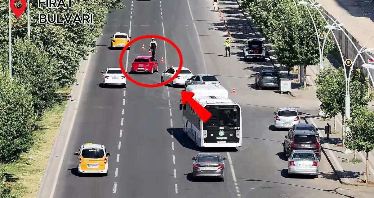 DİYARBAKIR'DA TRAFİK POLİSLERİ YAYALARA YOL VERMEYEN ARAÇLARA DENETİM GERÇEKLEŞİRDİ.