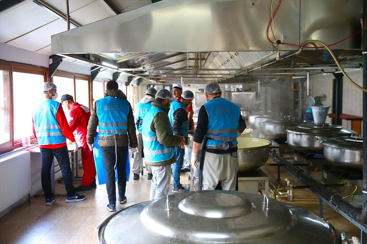 Diyarbakır'da Türk Kızılay Aşevi'nde görevli hükümlüler, ramazanda ihtiyaç sahiplerine iftar için...