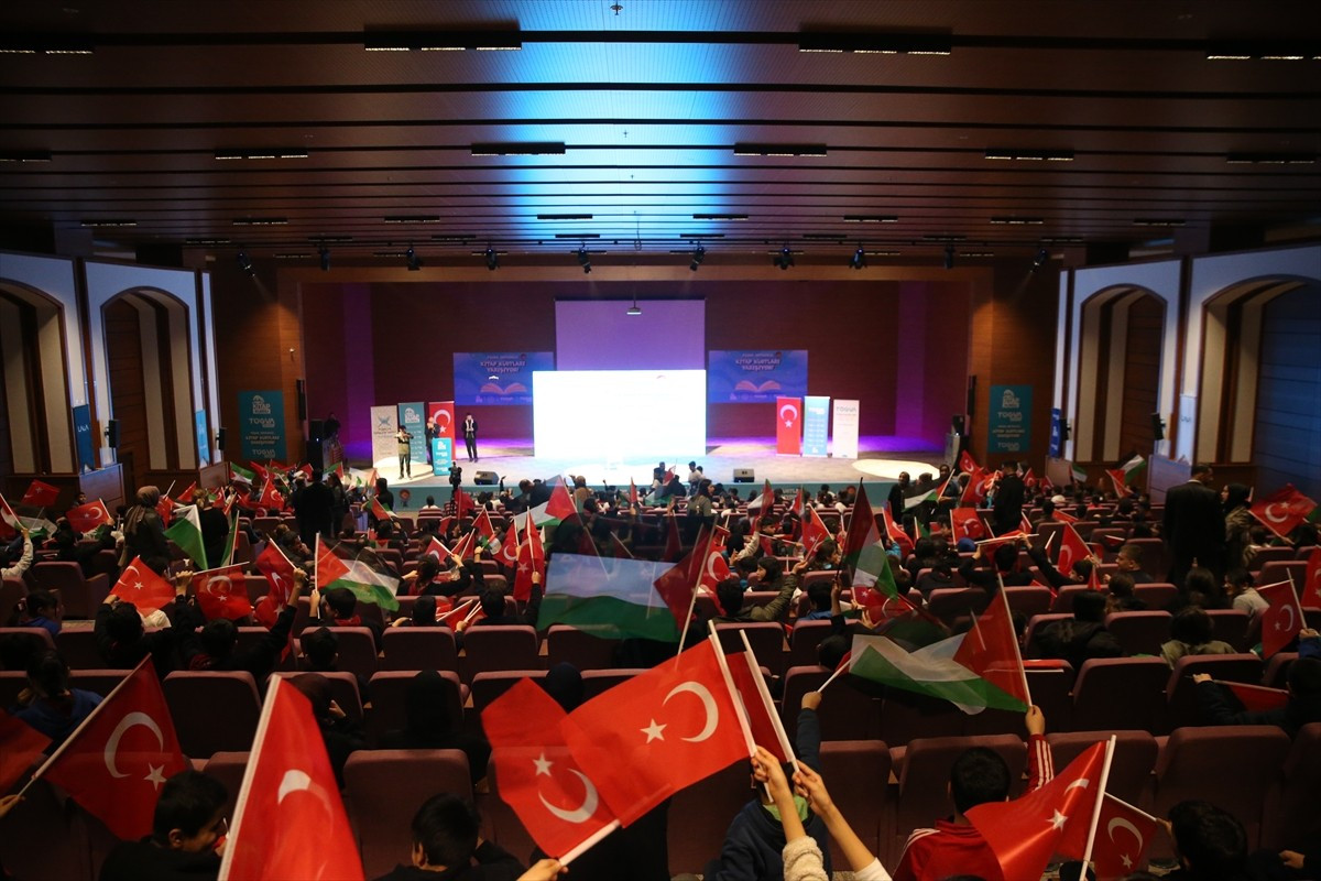 Diyarbakır'da Türkiye Gençlik Vakfının (TÜGVA) ortaokul öğrencilerine yönelik organize ettiği...