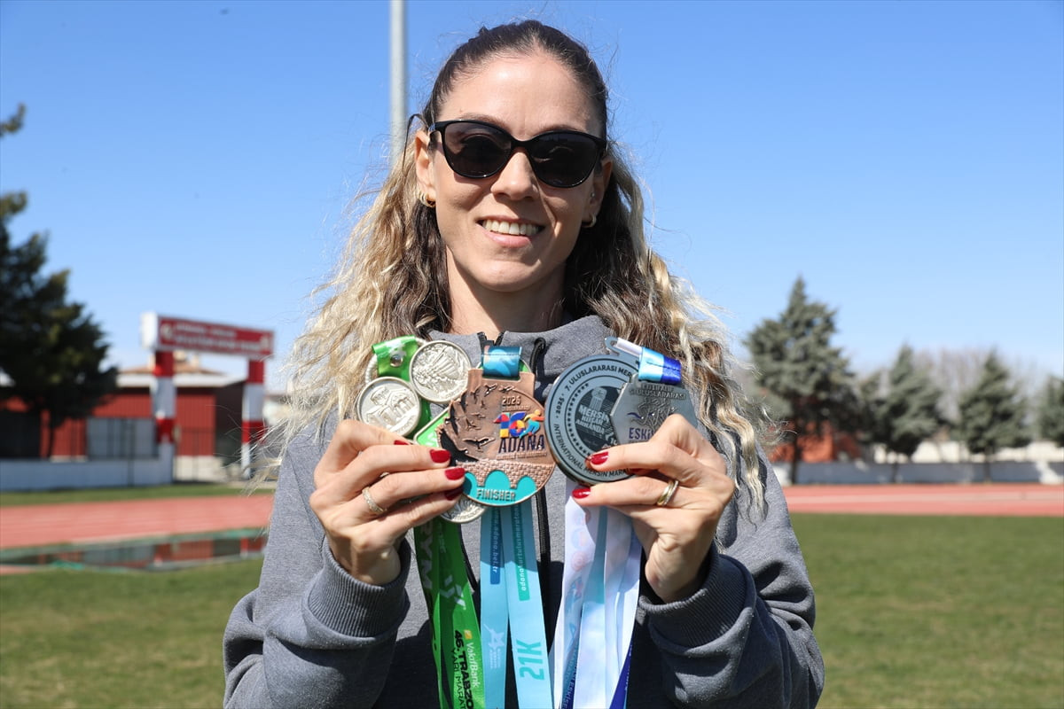 Diyarbakır'da yaşayan milli atlet Demet Mutlu, park ve yollarda yaptığı antrenmanlarla yol...