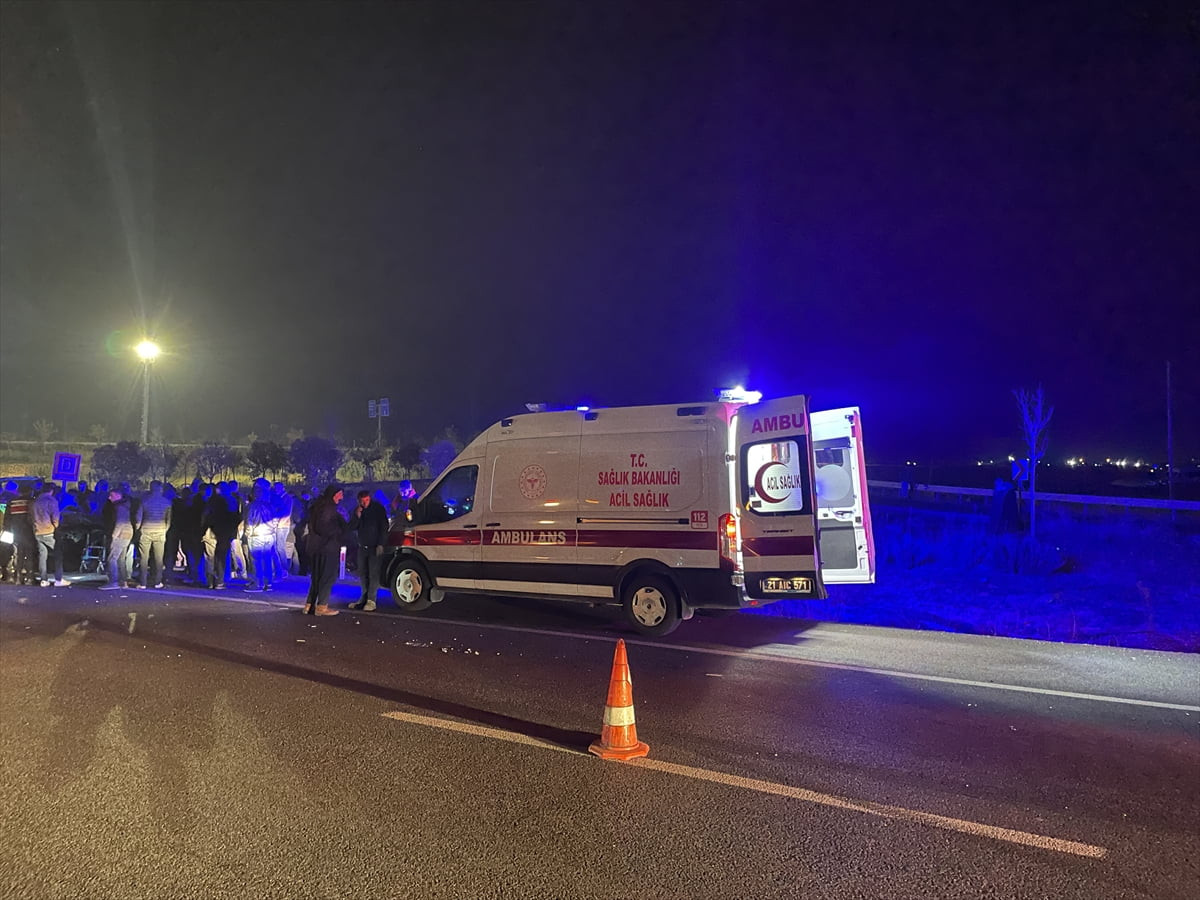 Diyarbakır'da yolun karşısına geçmeye çalışan kişi minibüsün çarpması sonucu hayatını kaybetti....