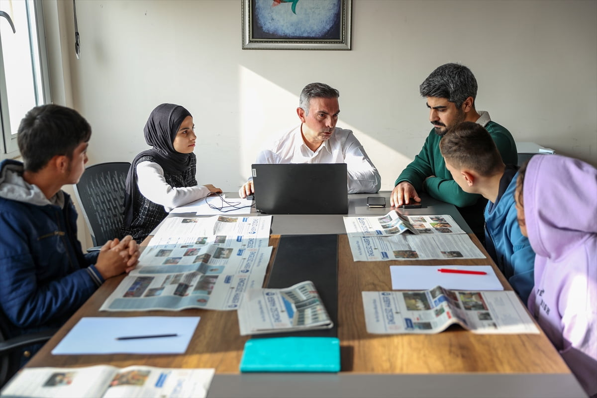 Diyarbakır'daki Sur Özel Eğitim Meslek Okulunda eğitim gören özel öğrenciler, gazetecilerden...