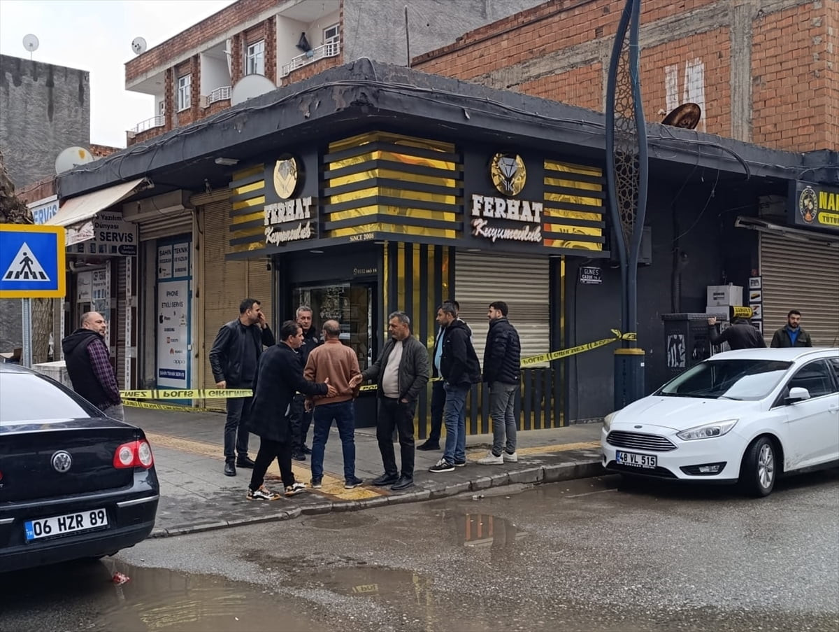 Diyarbakır'ın Bismil ilçesinde bir kuyumcu, soygun girişimi sırasında silahla yaralandı.