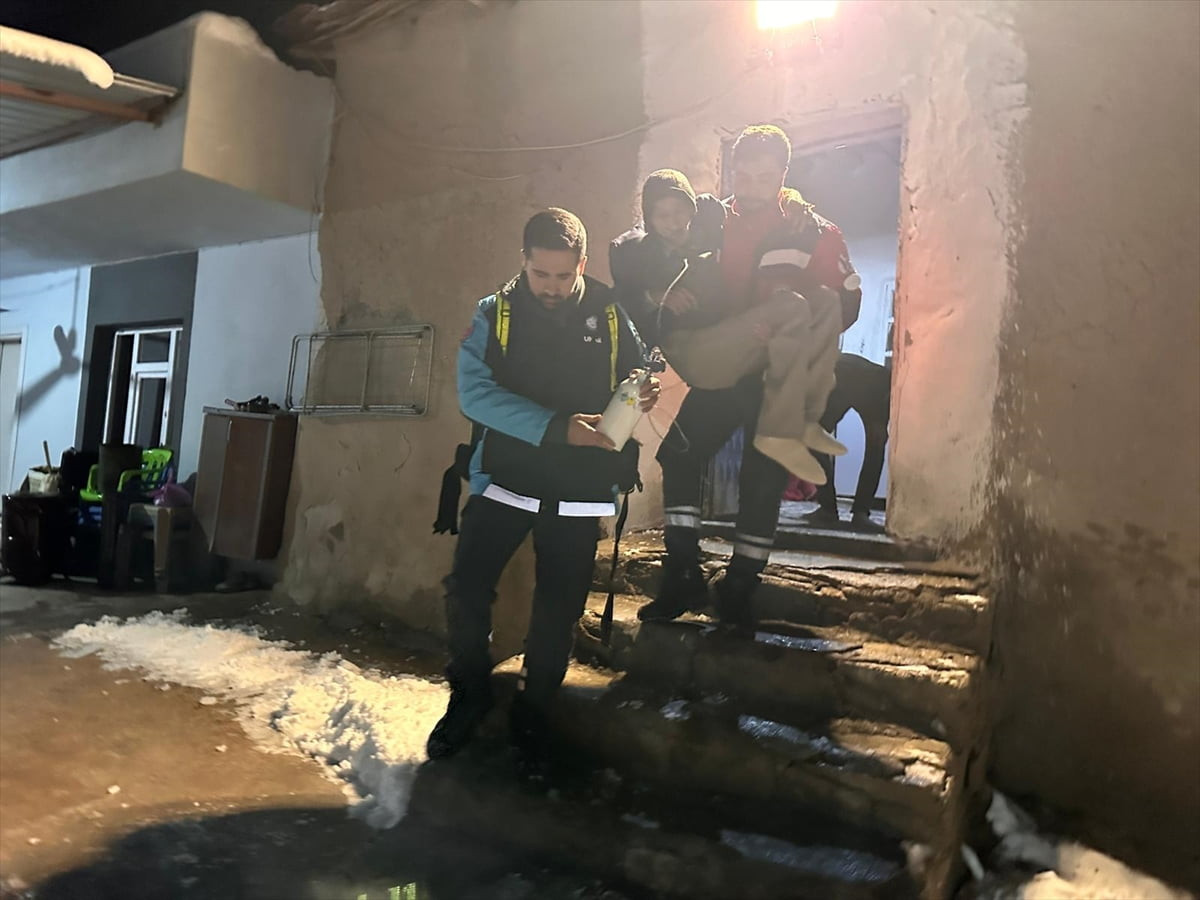 Diyarbakır'ın Bismil ilçesinde, kar yağışından dolayı yolu kapanan kırsal mahallede mahsur kalan...