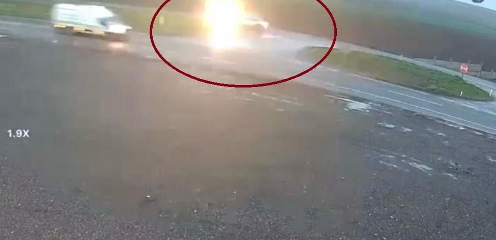 DİYARBAKIR'IN BİSMİL İLÇESİNDE OTOMOBİL İLE HAFİF TİCARİ ARACIN ÇARPIŞMASI SONUCU 4 KİŞİNİN...