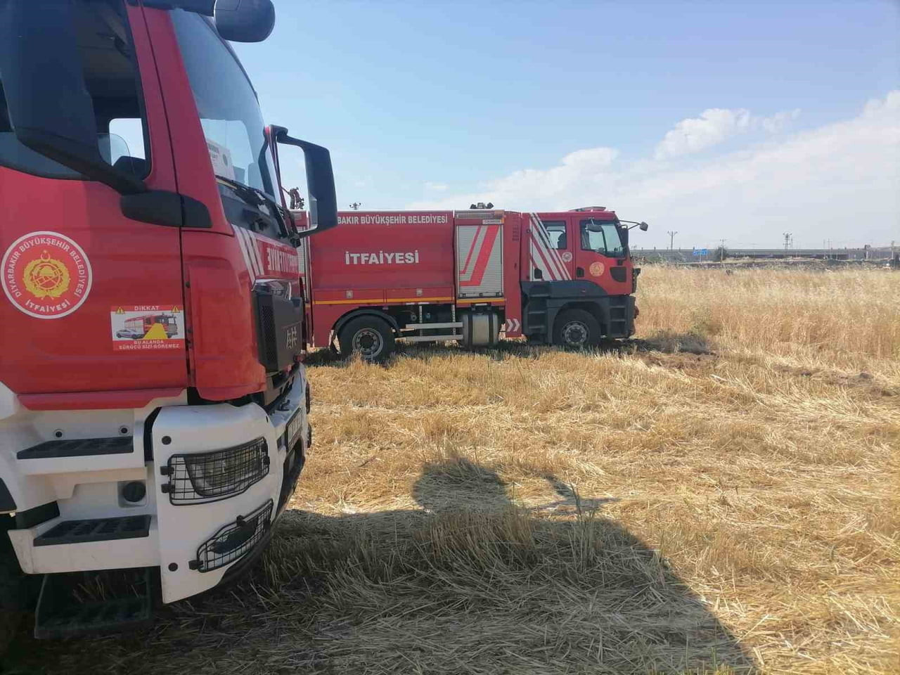 DİYARBAKIR'IN BİSMİL VE ÇINAR İLÇELERİNDE ÇIKAN ANIZ YANGINLARI İTFAİYE EKİPLERİNCE...