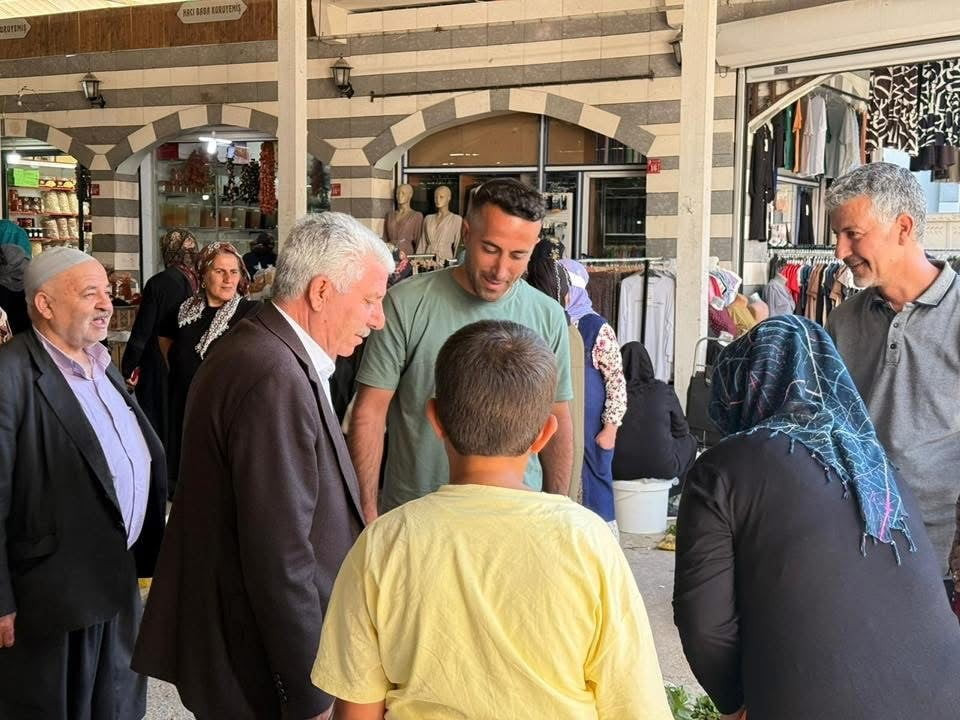 DİYARBAKIR'IN ÇERMİK İLÇE BELEDİYE BAŞKANI ŞEHMUS KARAMEHMETOĞLU, ESNAF VE VATANDAŞLARLA BİR ARAYA...