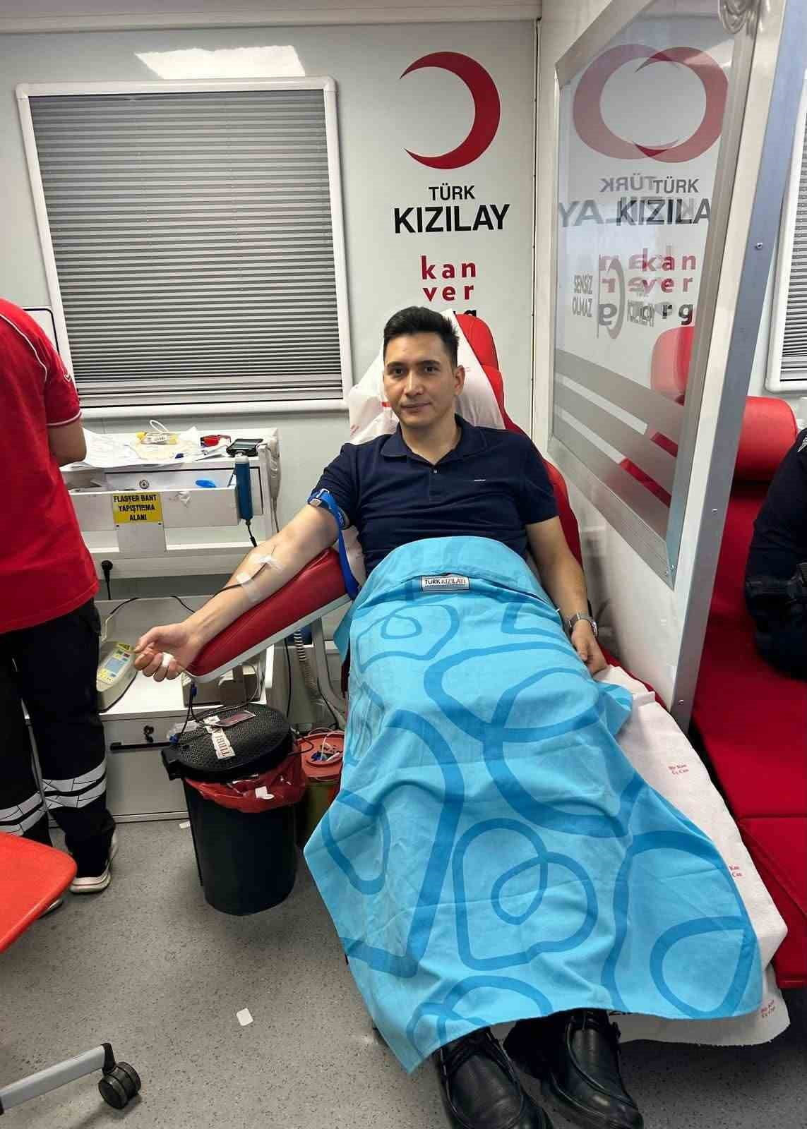 DİYARBAKIR'IN ÇERMİK İLÇE KAYMAKAMI ADEM KARATAŞ, KIZILAY'A KAN BAĞIŞINDA BULUNDU.