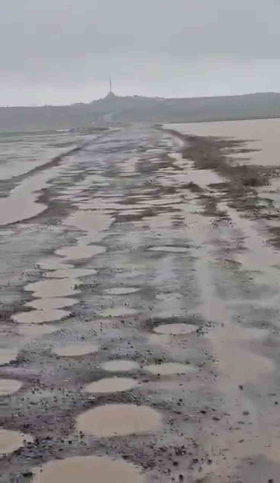 DİYARBAKIR'IN ÇERMİK İLÇESİNDE BOZUK YOLLAR SAĞANAKLA DOLDU.