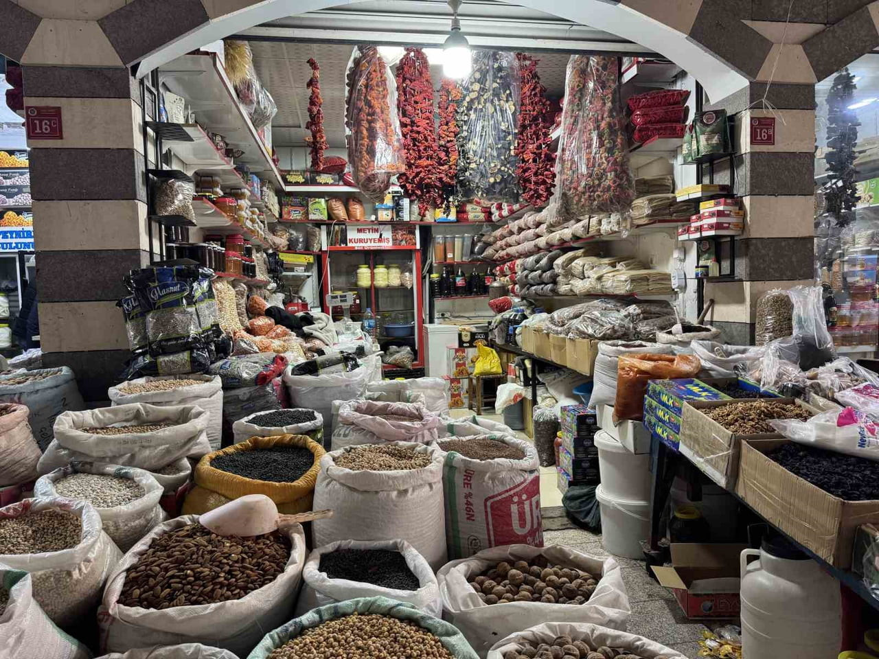 DİYARBAKIR'IN ÇERMİK İLÇESİNDE BULUNAN KURUYEMİŞ PAZARI, YOĞUN İLGİ GÖRÜYOR.