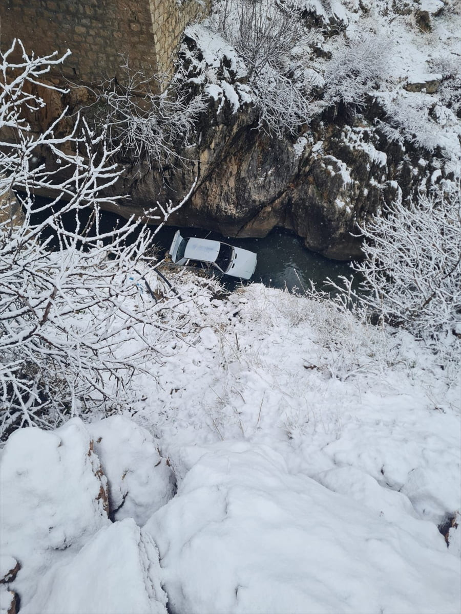 Diyarbakır'ın Çermik ilçesinde otomobilin Sinek Çayı'na düşmesi sonucu 3 kişi yaralandı.