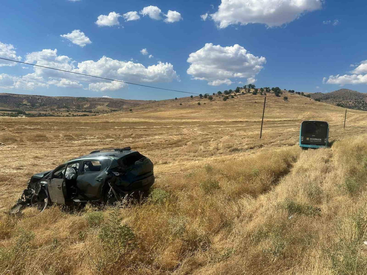 DİYARBAKIR'IN ÇERMİK İLÇESİNDE YOLCU OTOBÜSÜ İLE OTOMOBİLİN SÜRÜCÜSÜ, ÇARPIŞMAMAK İÇİN DİREKSİYON...