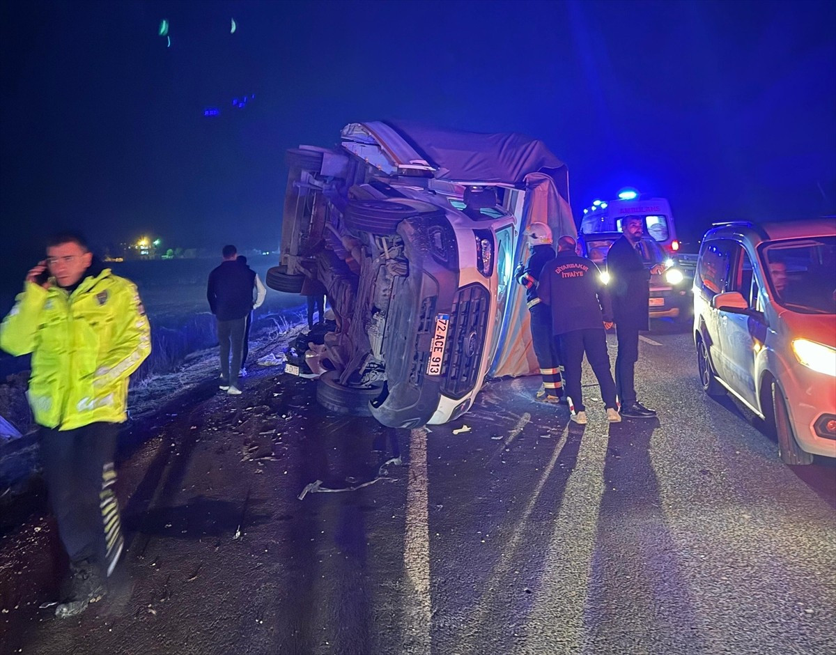 Diyarbakır'ın Çınar ilçesinde, 5 aracın karıştığı kazada, ilk belirlemelere göre 3 kişi hayatını...