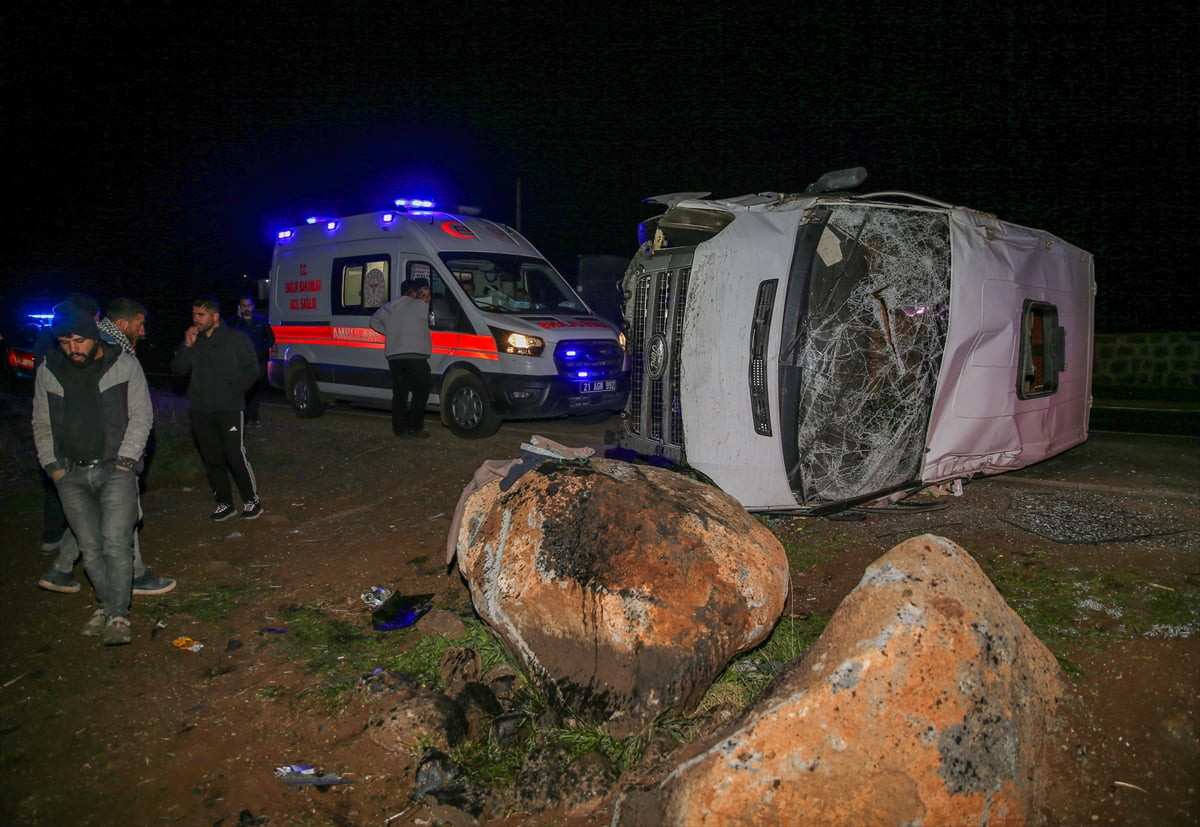 Diyarbakır'ın Çınar ilçesinde devrilen minibüsteki 16 kişi yaralandı.