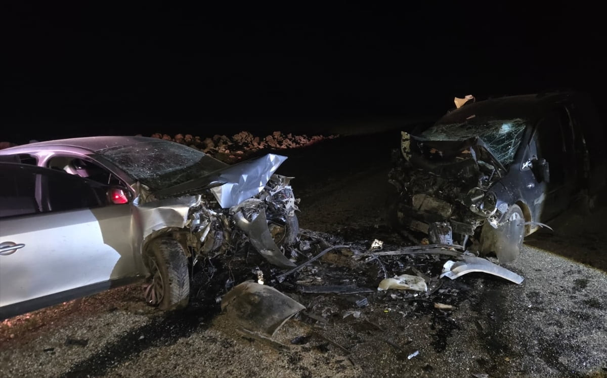Diyarbakır'ın Çınar ilçesinde iki aracın çarpışması sonucu 5 kişi hayatını kaybetti, 2 kişi...
