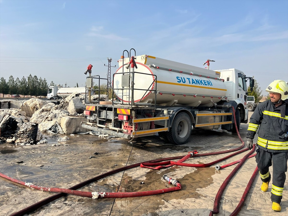 Diyarbakır'ın Çınar ilçesinde park halindeki tırda çıkan yangın söndürüldü.