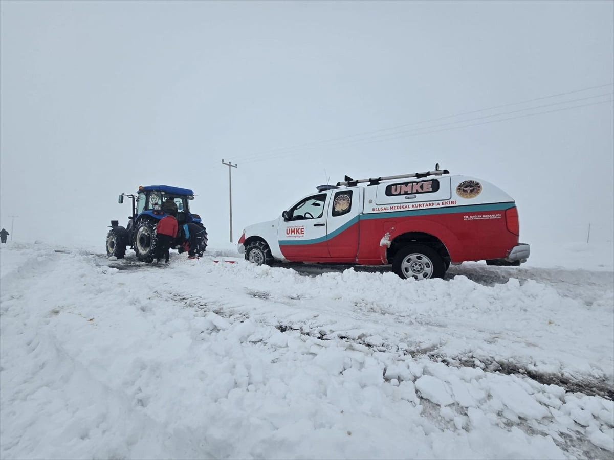 Diyarbakır'ın Çınar ilçesinde yeni doğum yapan ve rahatsızlanan anne ile bebeği Ulusal Medikal...