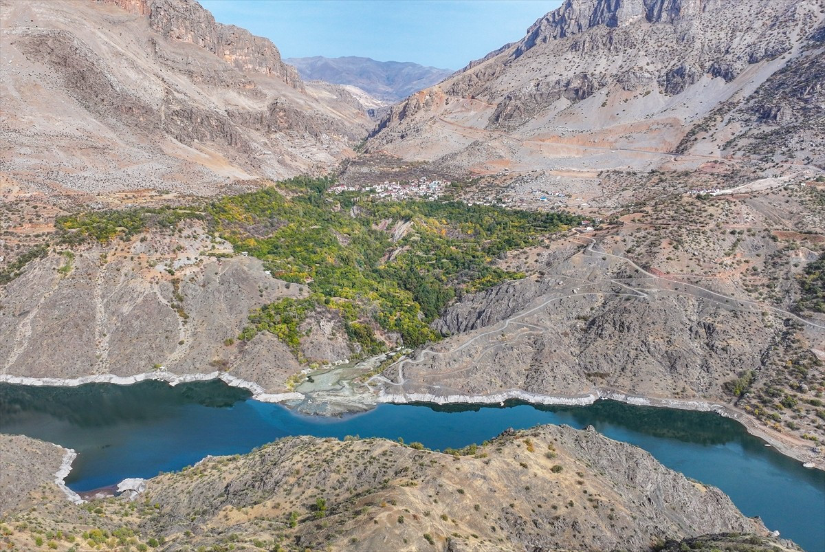 Diyarbakır'ın Çüngüş ilçesinde Karakaya Baraj Gölü kıyısındaki Akdeniz iklimine sahip kırsal Geçit...