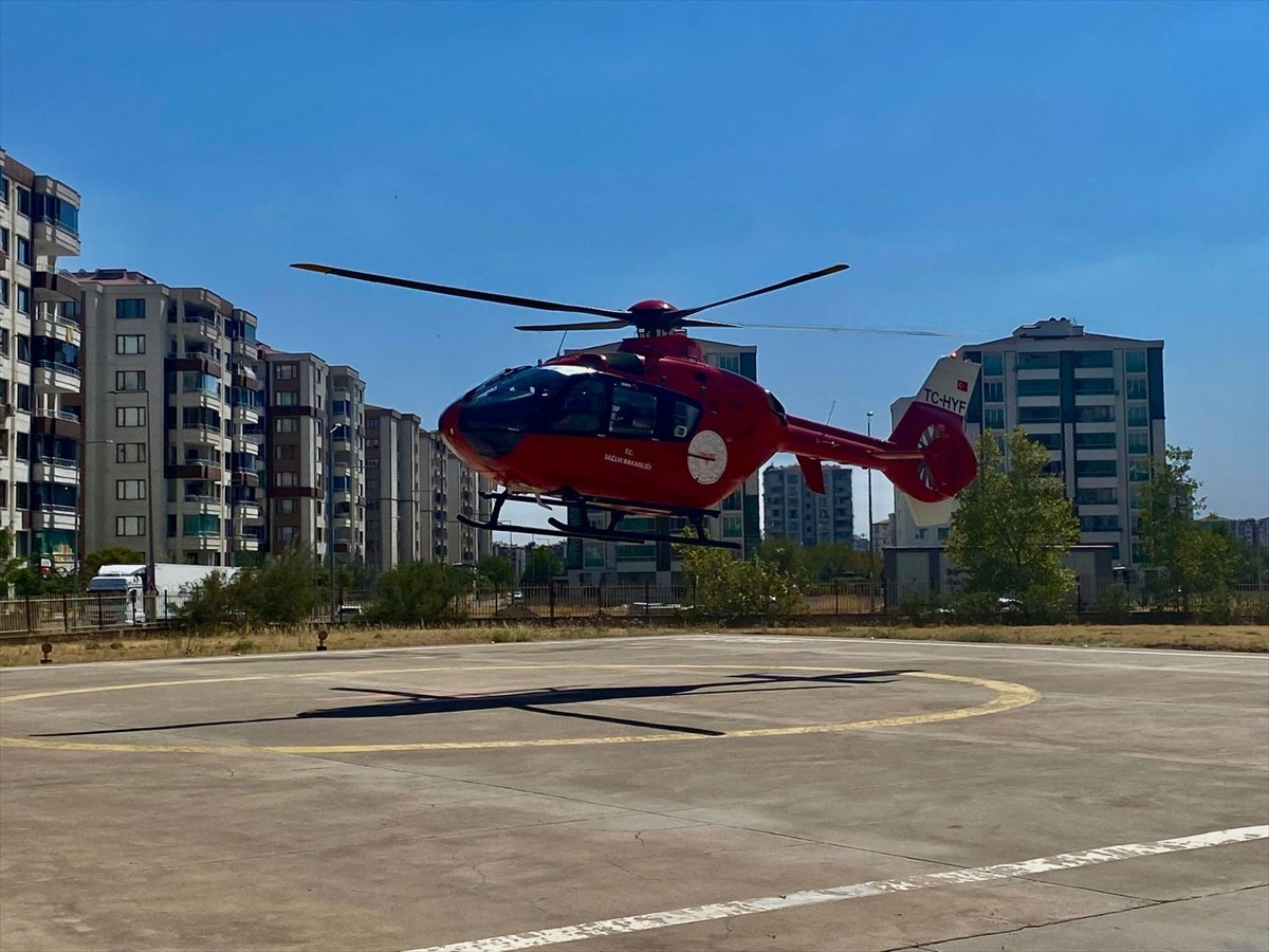Diyarbakır'ın Çüngüş ilçesinde uyluk kemiği kırılan 74 yaşındaki Hüseyin Akmeşe, ambulans...