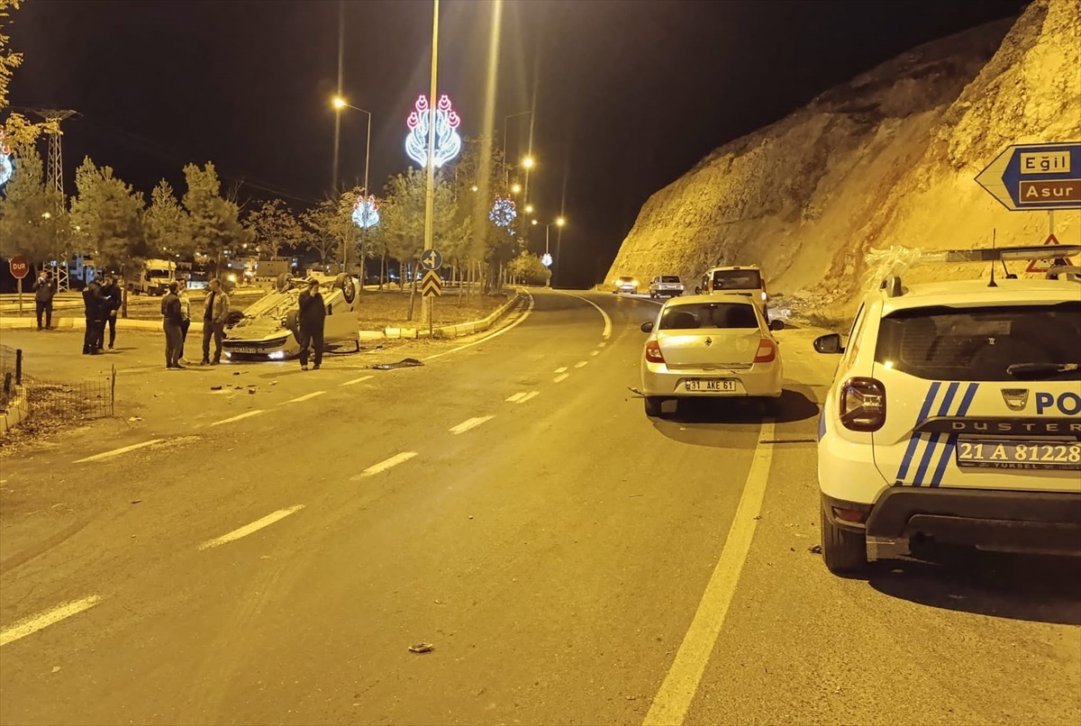 Diyarbakır'ın Eğil ilçesinde iki otomobilin çarpışması sonucu 2 kişi yaralandı.