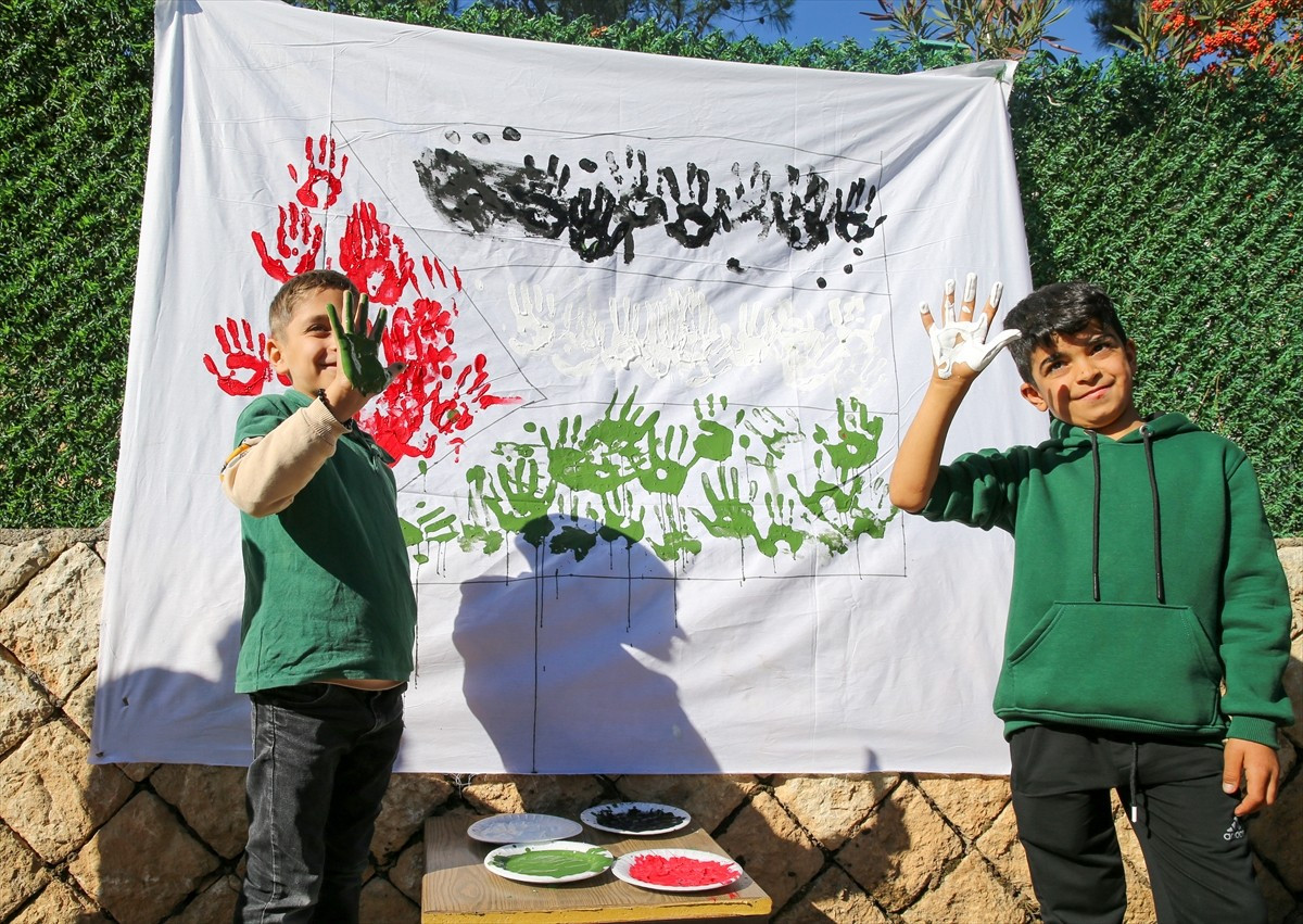 Diyarbakır'ın Eğil ilçesinde öğrenciler, Filistin'e destek amacıyla düzenlenen farkındalık...