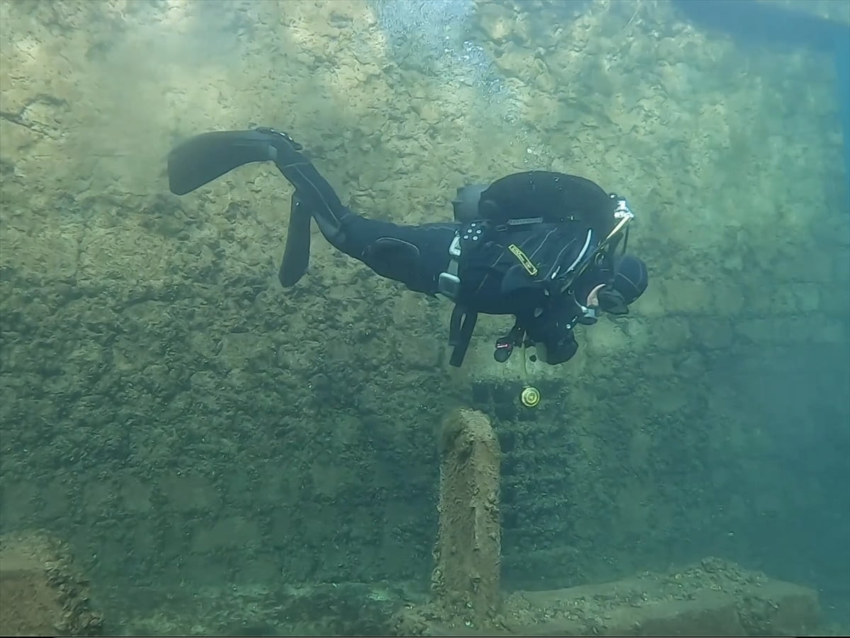 Diyarbakır'ın Eğil ilçesinde su altındaki yaklaşık 2 bin 400 yıllık tarihi yapılar görüntülendi....