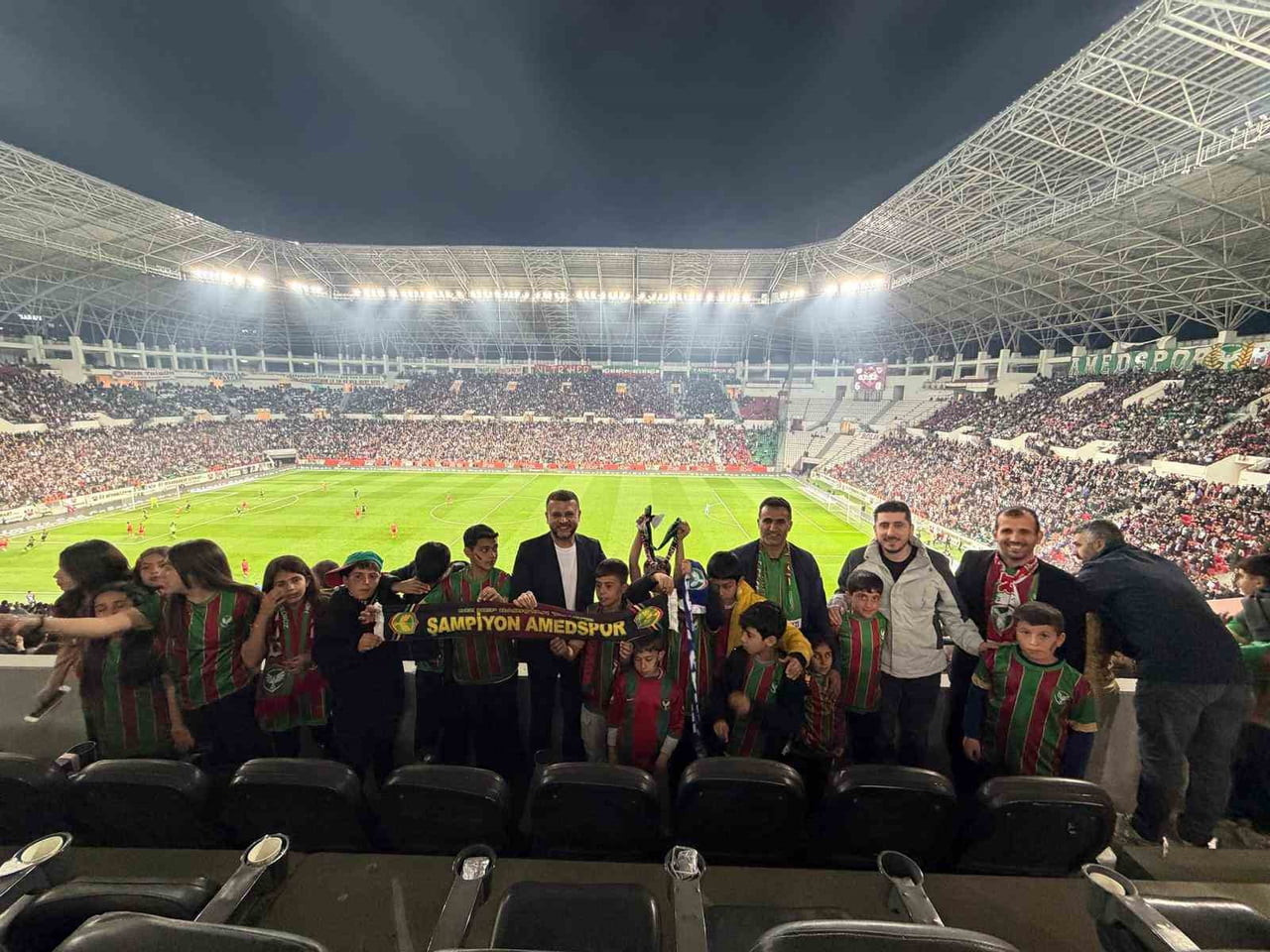 DİYARBAKIR'IN EĞİL İLÇESİNDEN ÇOK SAYIDA ÇOCUK, AMEDSPOR-BOLUSPOR MAÇINI TRİBÜNDEN...