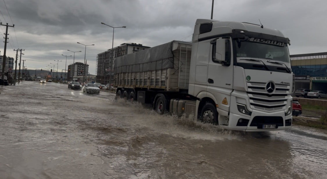 DİYARBAKIR'IN ERGANİ İLÇESİNDE ANİDEN BASTIRAN SAĞANAK YAĞIŞ HAYATI FELÇ ETTİ. YOLLARIN GÖLE...