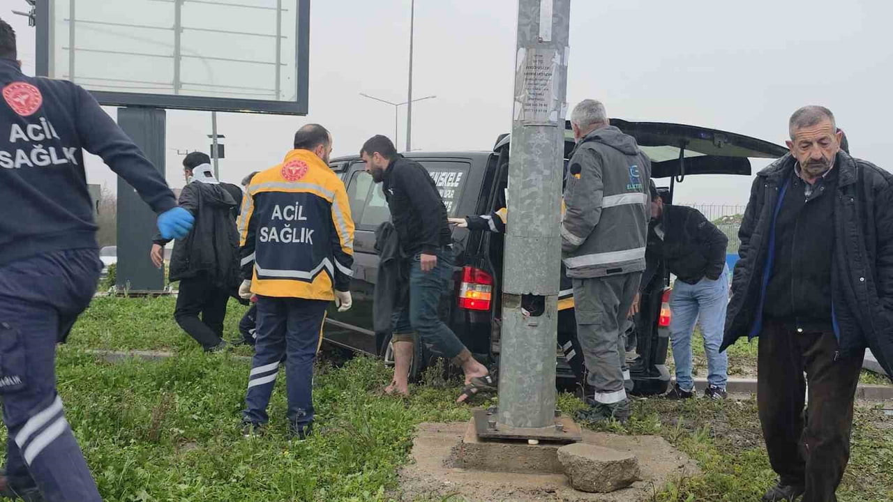 DİYARBAKIR'IN ERGANİ İLÇESİNDE İKİ ARACIN ÇARPIŞMASI SONUCU 4 KİŞİ YARALANDI.