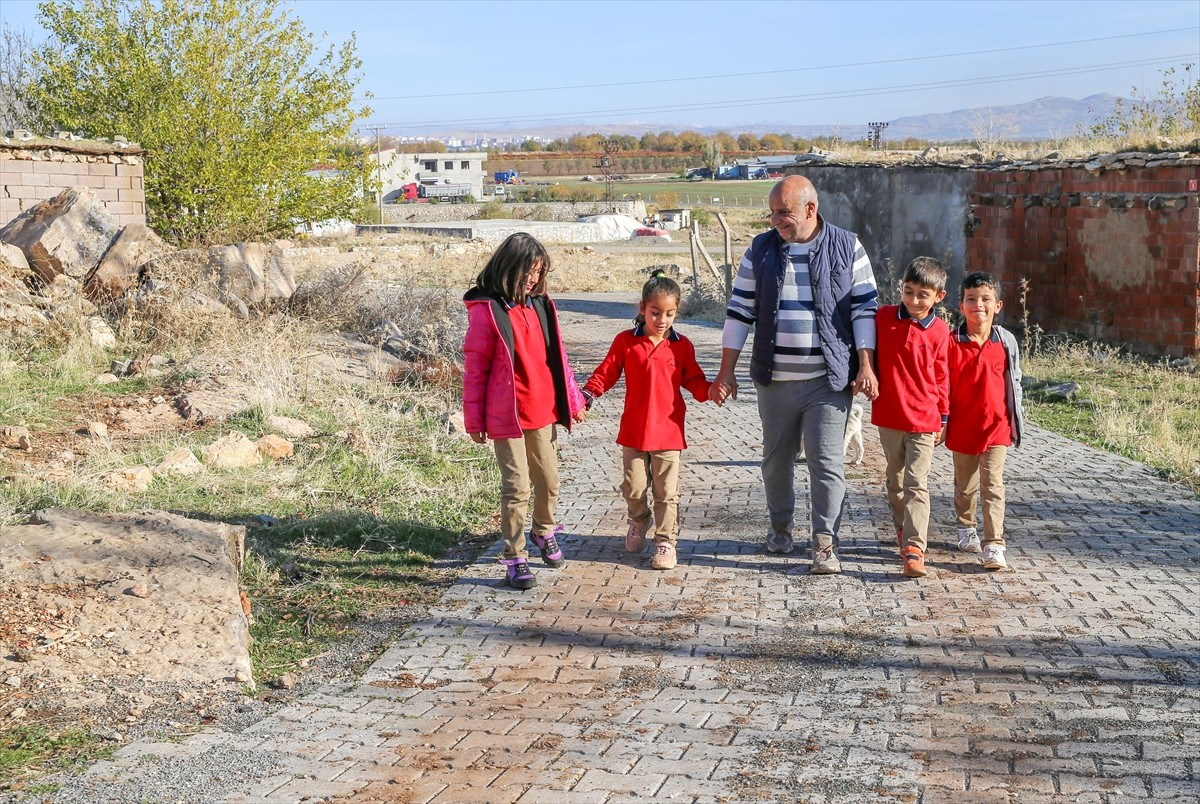 Diyarbakır'ın Ergani ilçesine bağlı kırsal Yayvantepe Mahallesi'nde görev yapan Yusuf Tümay...