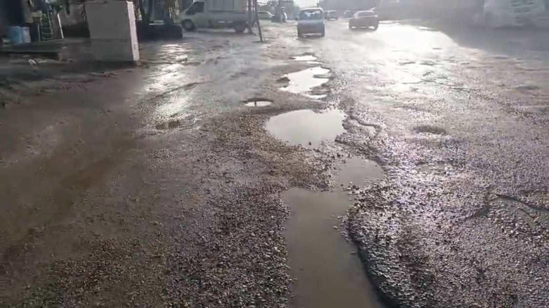 DİYARBAKIR'IN ERGANİ İLE ÇERMİK İLÇESİNİ BİRBİRİNE BAĞLAYAN YOLLARDA OLUŞAN ÇUKURLAR, SÜRÜCÜLERE...