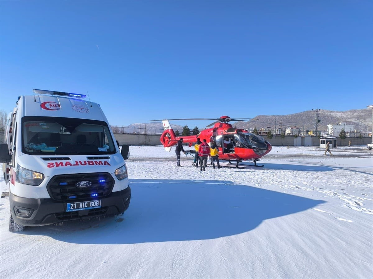 Diyarbakır'ın Hani ve Kulp ilçelerinde kar yağışı nedeniyle ulaşımda yaşanan aksaklıklardan dolayı...