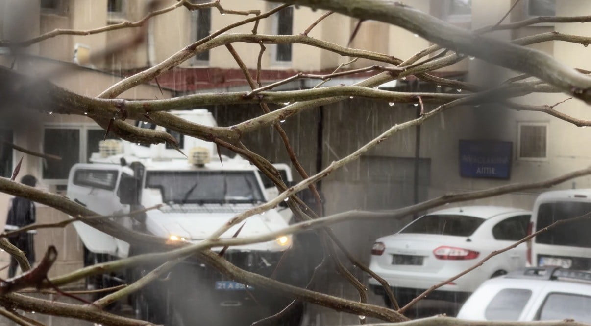 DİYARBAKIR'IN KOCAKÖY İLÇESİNDE EŞİNİ ÖLDÜRÜP, KUZENİNİ AĞIR YARALAYAN ŞAHIS...