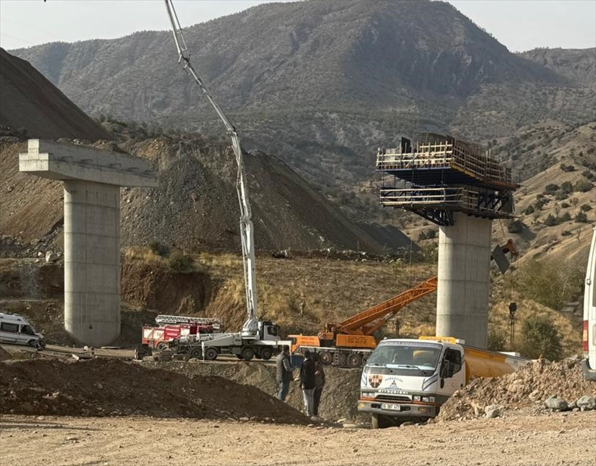 Diyarbakır'ın Kulp ilçesinde inşası süren köprüde iskelenin çökmesi sonucu 3 işçi öldü, 2 işçi...