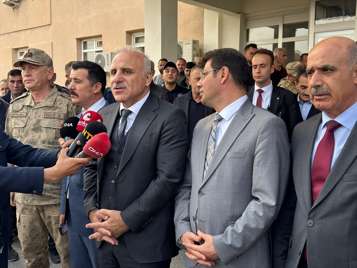 Diyarbakır'ın Kulp ilçesinde inşası süren viyadükte iskelenin çökmesi sonucu 4 işçi öldü, 1 işçi...