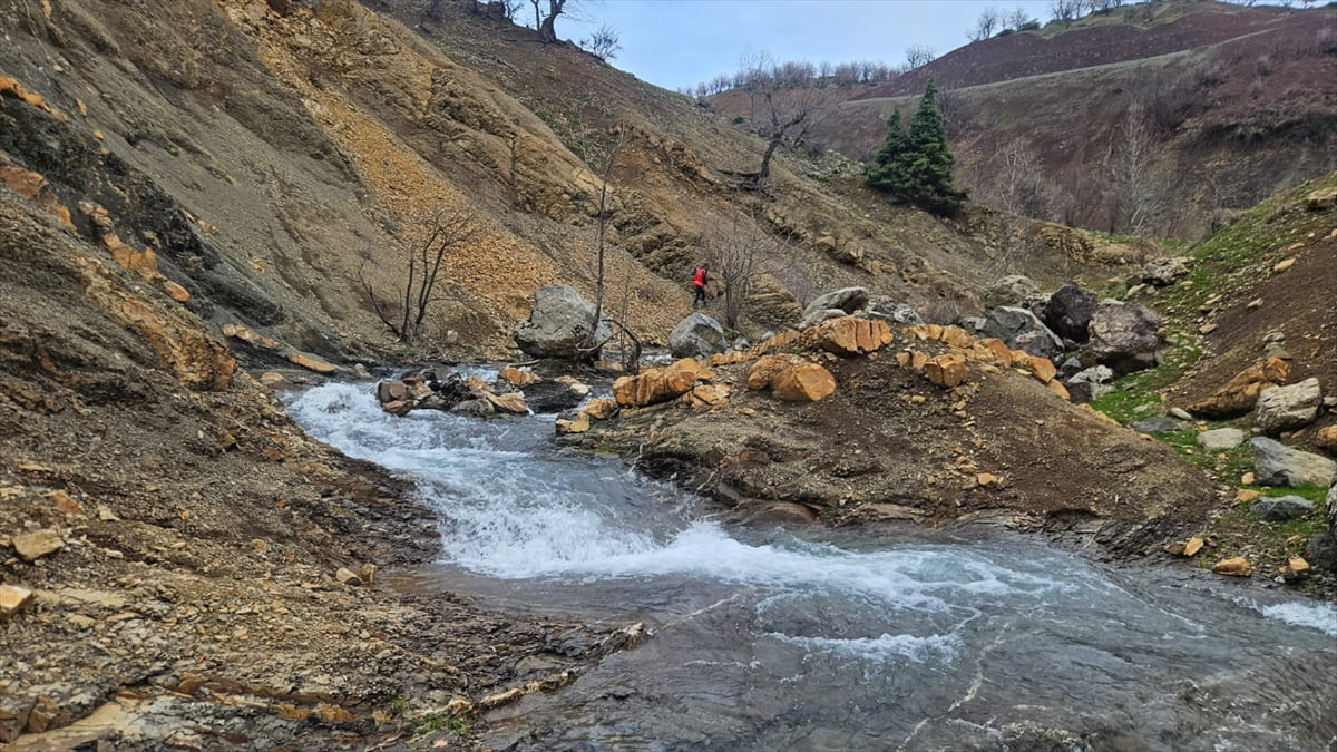 Diyarbakır'ın Kulp ilçesinde kaybolan 84 yaşındaki zihinsel engelli Salih Ertaş için ekiplerce...