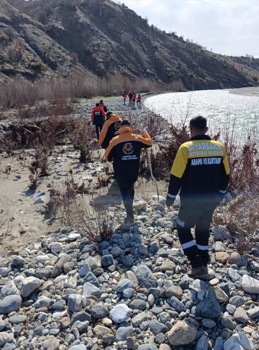 Diyarbakır'ın Kulp ilçesinde kaybolan 84 yaşındaki zihinsel engelli Salih Ertaş için ekiplerce...