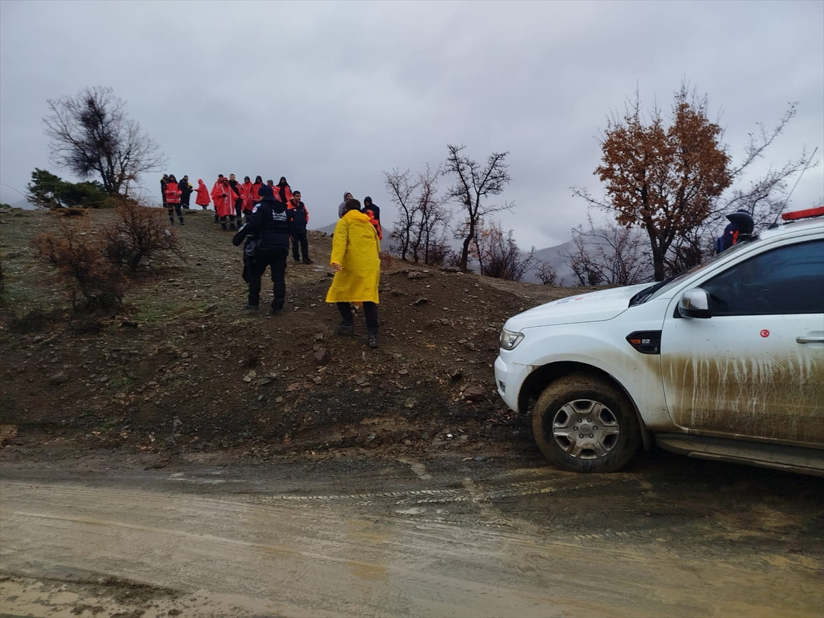 Diyarbakır'ın Kulp ilçesinde kaybolan 84 yaşındaki zihinsel engelli Salih Ertaş için ekiplerce...