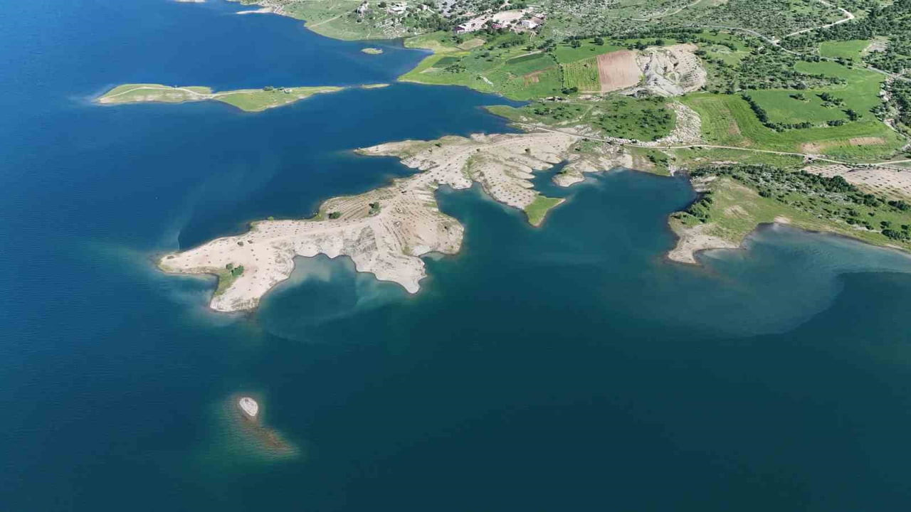 DİYARBAKIR'IN MALDİVLERİ OLARAK BİLİNEN KRALKIZI BARAJ GÖLÜ'NÜN ERGANİ İLÇESİNDE OLUŞTURDUĞU...