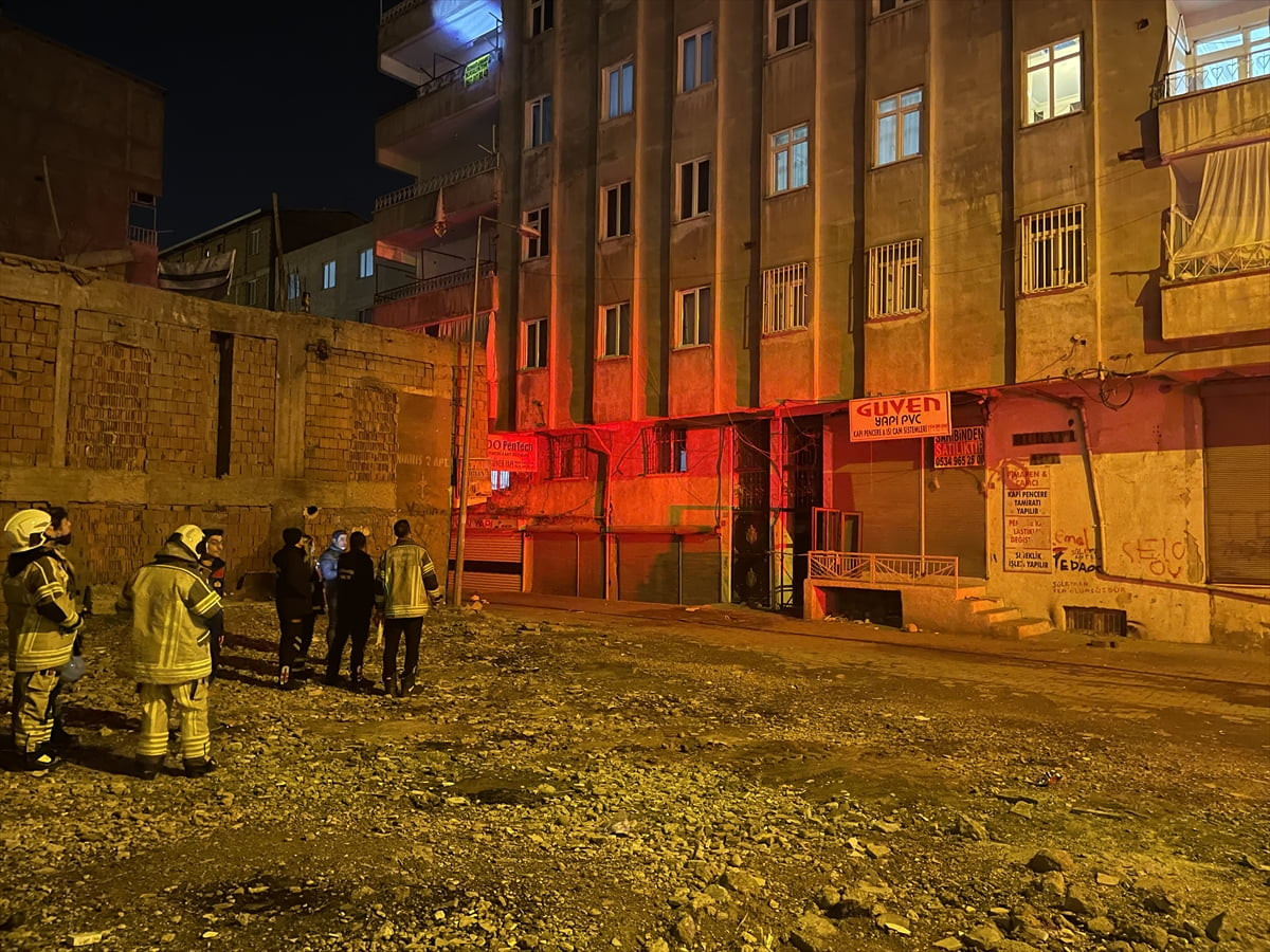 Diyarbakır'ın merkez Bağlar ilçesinde 8 katlı bir bina, ikamet edenlerin kolonlardan ses geldiği...