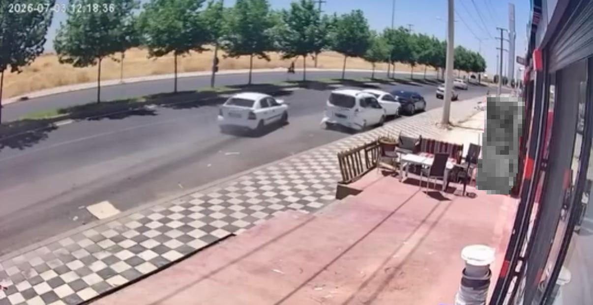 DİYARBAKIR'IN MERKEZ BAĞLAR İLÇESİNDE ARAÇLARIN ÇARPIŞMA ANLARI GÜVENLİK KAMERASINCA...