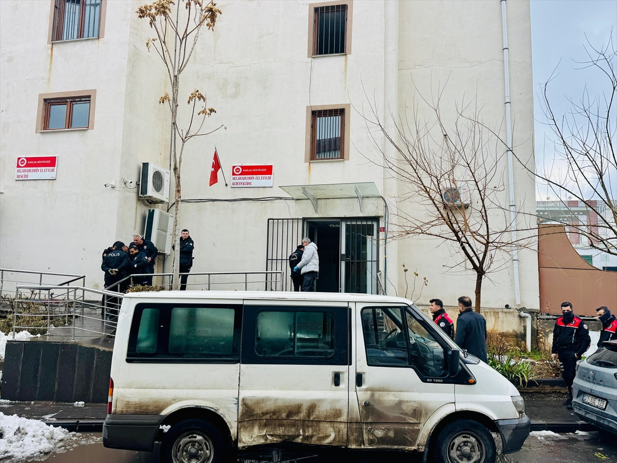 Diyarbakır'ın merkez Bağlar ilçesinde düzenlenen silahlı saldırıda 1 kişi hayatını kaybetti, 1...