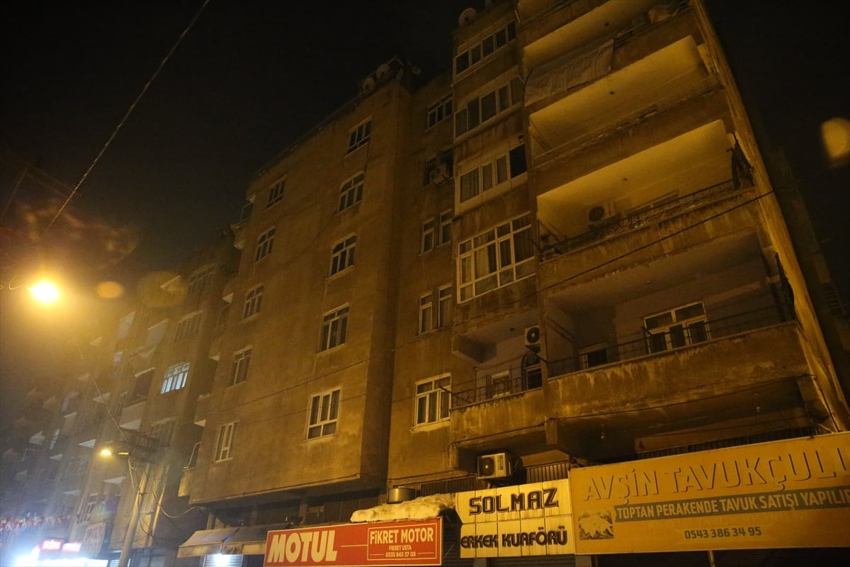 Diyarbakır'ın merkez Bağlar ilçesinde kolonu patlayan bina ile bitişiğindeki apartman ve müstakil...