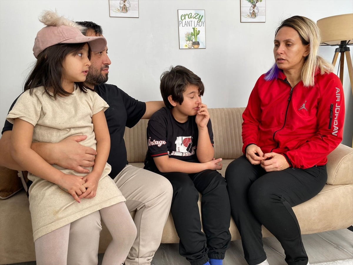 Diyarbakır'ın merkez Bağlar ilçesinde sahipsiz köpeklerin saldırısı sonucu bacağından yaralanan...