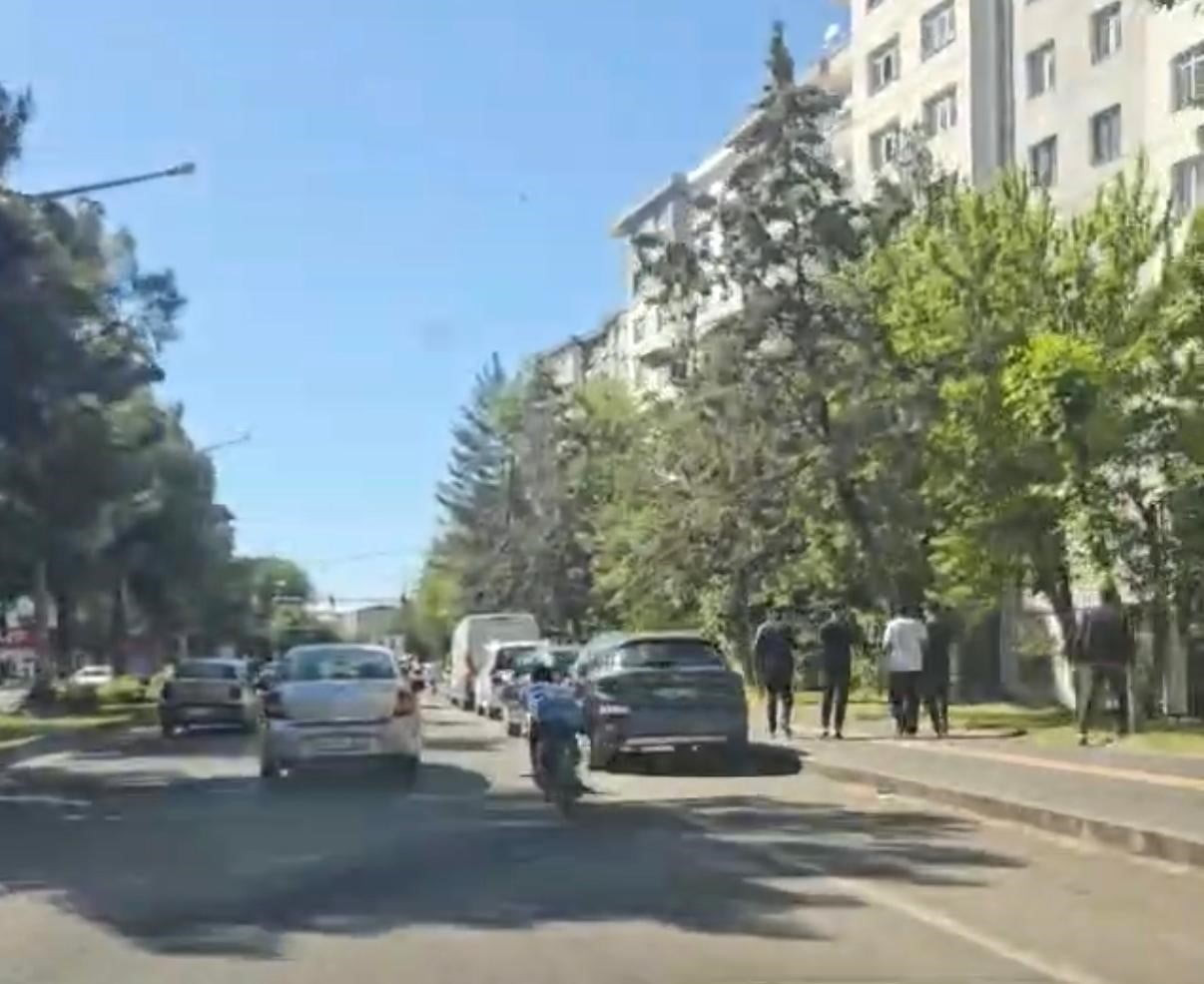 DİYARBAKIR'IN MERKEZ BAĞLAR İLÇESİNDE UZANARAK MOTOSİKLET KULLANAN SÜRÜCÜ, HEM KENDİ HEM...