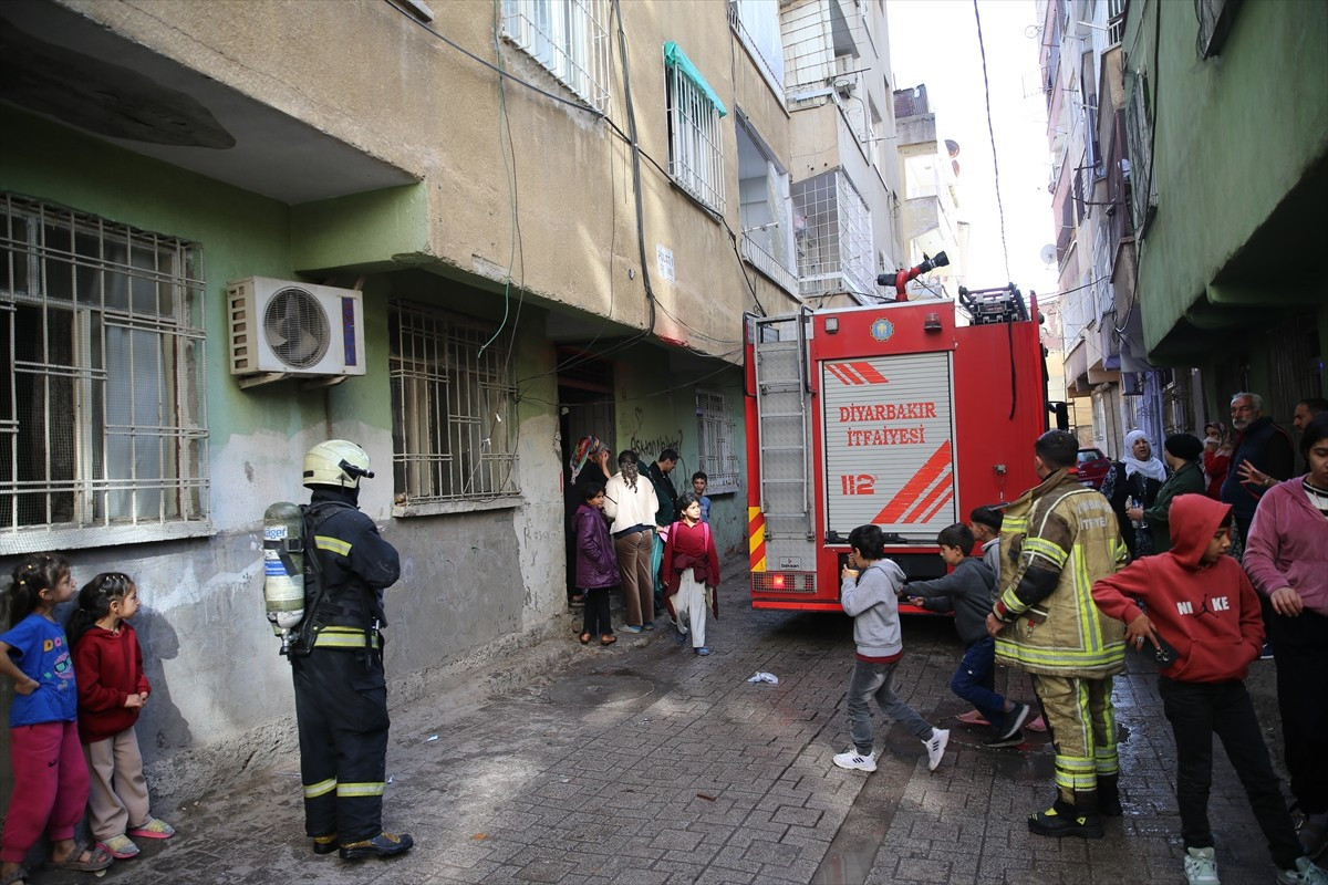 Diyarbakır'ın merkez Bağlar ilçesinde yangın çıkan binada dumandan etkilenen 8 kişi hastaneye...