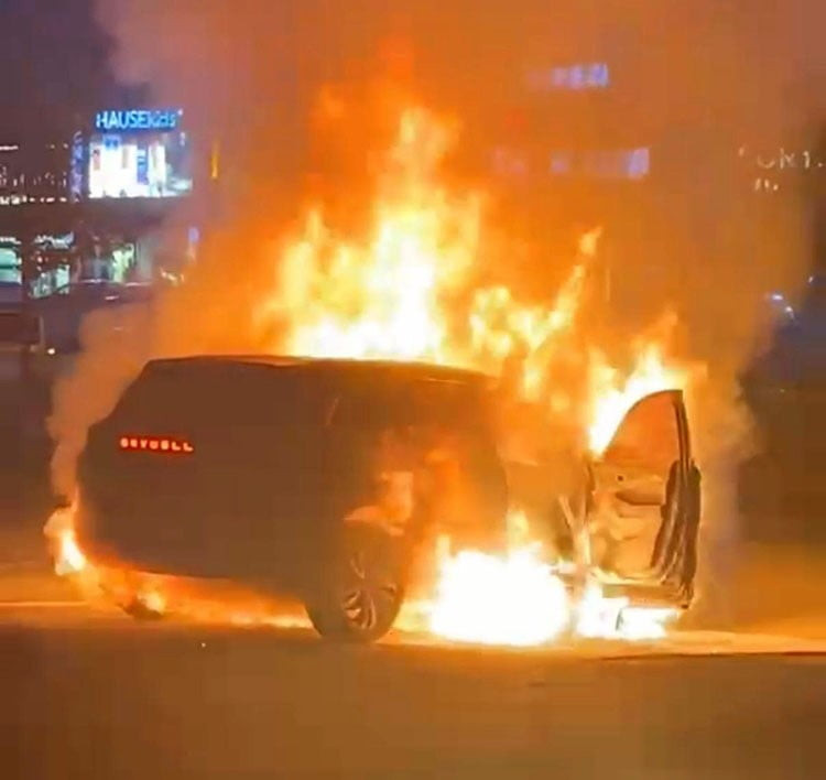 DİYARBAKIR'IN MERKEZ KAYAPINAR İLÇESİNDE ALEV TOPUNA DÖNEN ELEKTRİKLİ SUV, YANGIN BATTANİYESİ...