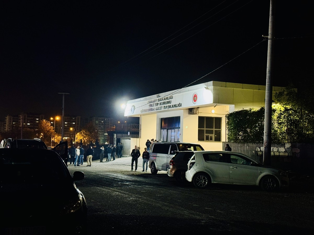 Diyarbakır'ın merkez Kayapınar ilçesinde bir düğün salonu çıkışında silahlı kavgada 1 kişi...