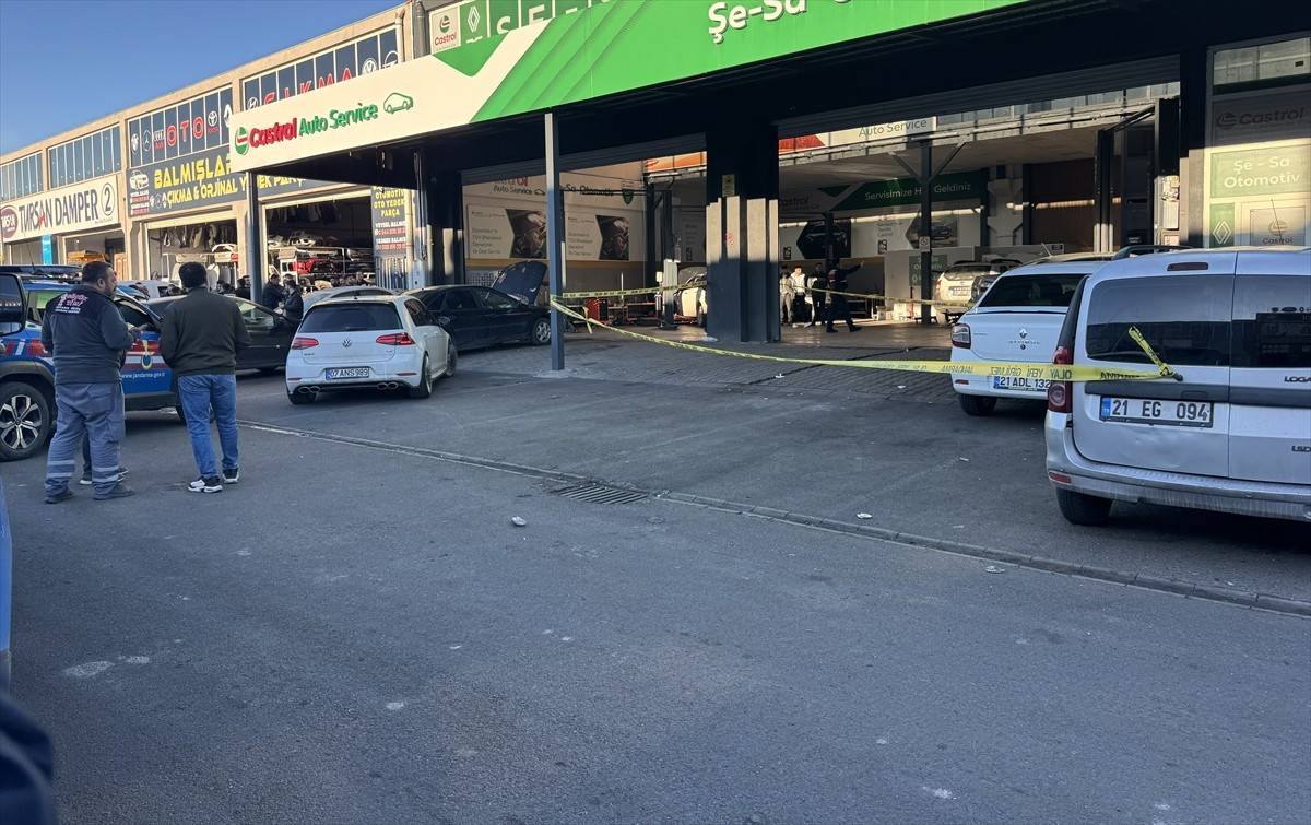 Diyarbakır'ın merkez Kayapınar ilçesinde iki grup arasında çıkan kavgada 4 kişi yaralandı. Bölgeye...